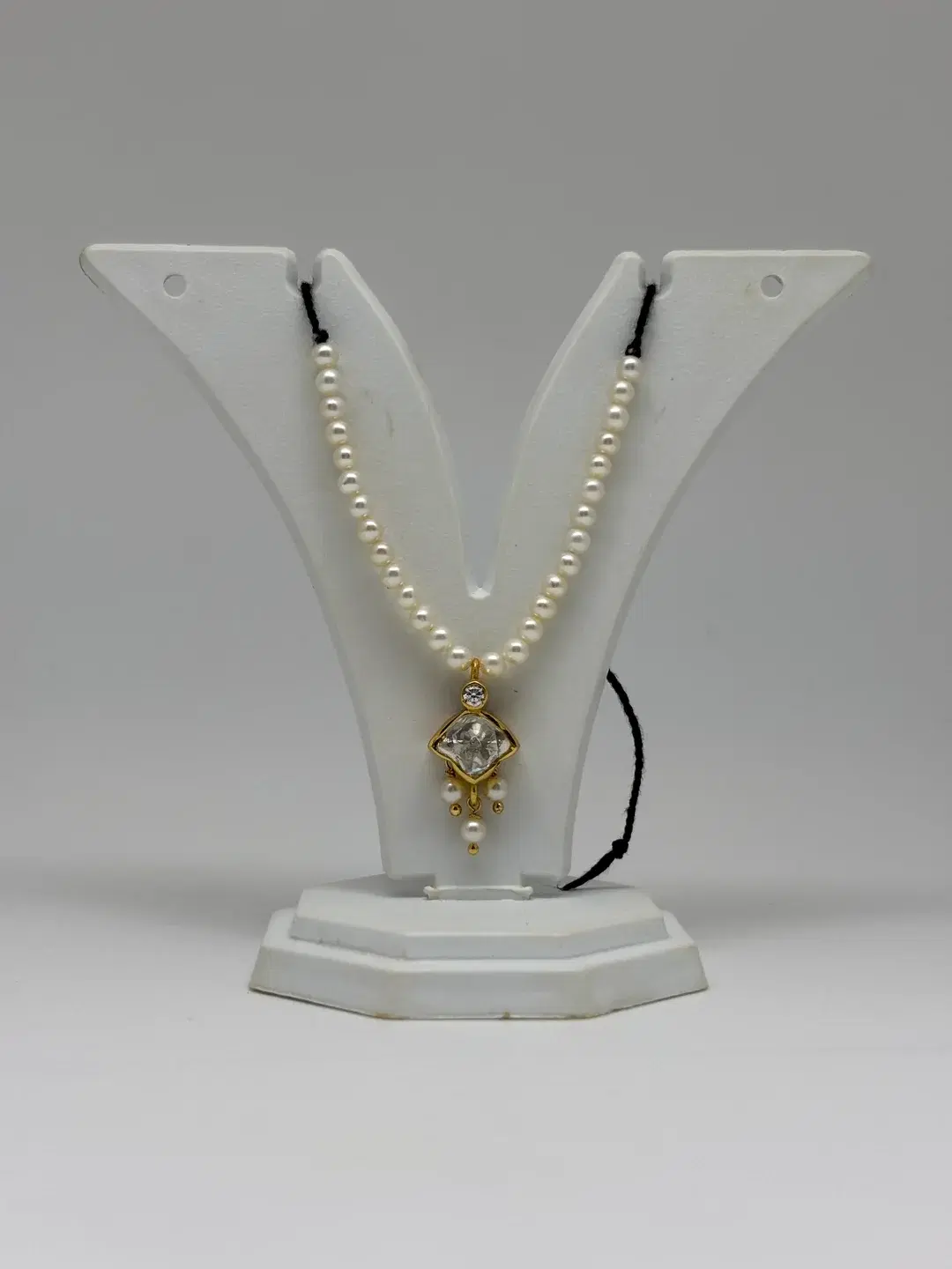 Single-string freshwater pearl mala with moissanite silver pendant and pearl prongs for Laddu Gopal